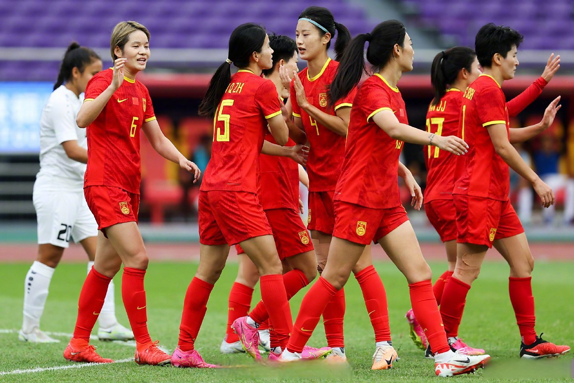 中国女足队员体现团队力量，获胜比赛