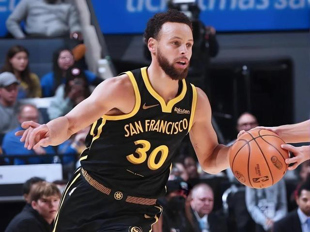 勇士队队长库里因伤休战两周